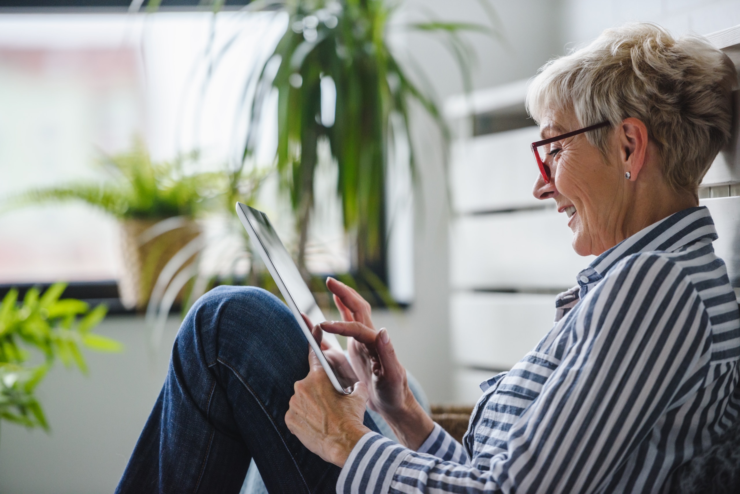 senior woman deciding whether to take social security early