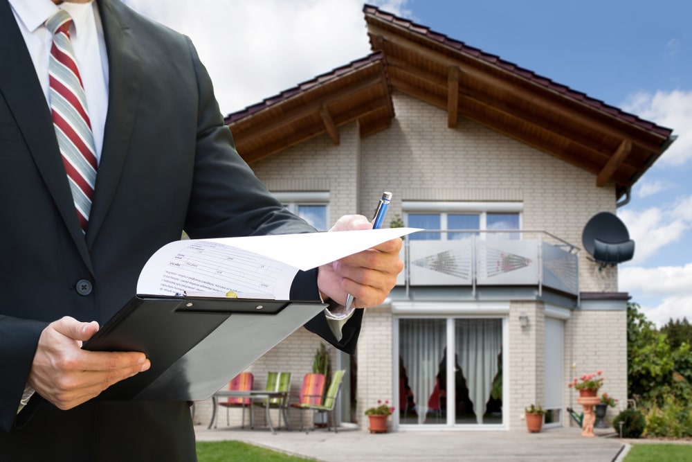 appraiser measuring square footage of a house
